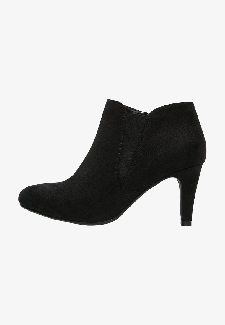 Stivali alla caviglia in suede nero con punta affusolata, tacco di 7,5 cm, pannello elastico laterale e design senza cuciture, caratterizzati da una texture liscia e uno stile minimalista.