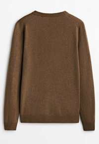 Pull en maille marron à manches longues avec col rond côtelé, poignets et ourlet côtelés, vu de dos sur fond blanc.