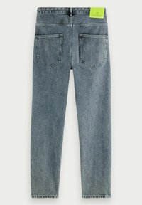 Jasnoniebieskie dżinsy z denimu o prostym kroju, z tylnymi naszywanymi kieszeniami oraz zieloną metką marki na pasku w talii. Niezakończony detal na dole nogawek.