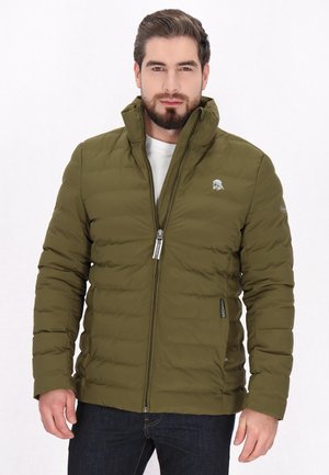 Doudoune vert olive avec un matelassage horizontal, col montant et fermeture éclair à l'avant. Présente un logo sur la poitrine et des poches latérales.