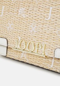 Torebka z plecionego słomy z off-white floralnym wzorem, z złotym metalowym logo "JOOP!" i białymi skórzanymi akcentami po bokach.