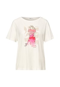 T-shirt blanc à manches courtes avec illustration d'une femme portant un haut rayé rouge et une jupe rose, les mains dans les poches.