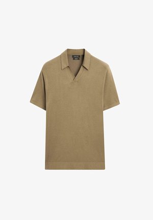 Polo a maniche corte di colore marrone chiaro, realizzato in tessuto morbido con scollo a V e orlo dritto, caratterizzato da una vestibilità rilassata.