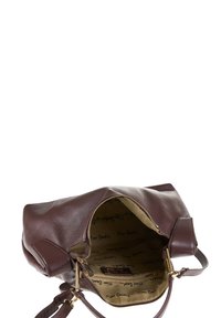 Borsa a tracolla in pelle marrone con zip dorata, aperta per mostrare l'interno beige foderato con la stampa "Pierre Cardin" e una tasca interna con zip.
