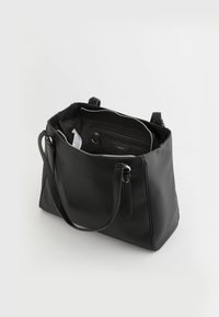 Czarna torba na ramię wykonana z teksturowanej skóry, z zamkiem błyskawicznym na górze, przestronnym wnętrzem oraz wewnętrzną kieszenią na zamek dla lepszej organizacji.