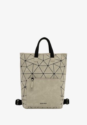 Mochila de print geométrico beige con patrones triangulares negros, que cuenta con dos asas, un bolsillo delantero con cremallera y correas ajustables.