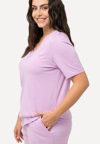 Ulla Popken LOCHSTICKEREI V-AUSSCHNITT HALBARM SET - Pyjama - lilac