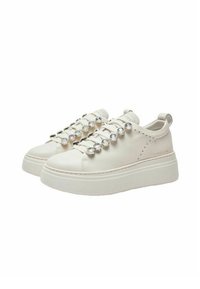 Sneaker bianche in pelle con suola a piattaforma, caratterizzate da una fila di perline decorative trasparenti sui lacci e sottili dettagli perforati.