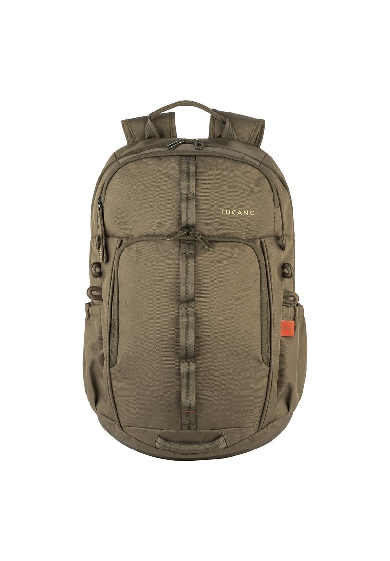 Zaino verde oliva con più scomparti, spallacci regolabili e tessuto testurizzato. Presenta un logo e tasche laterali per accessori.