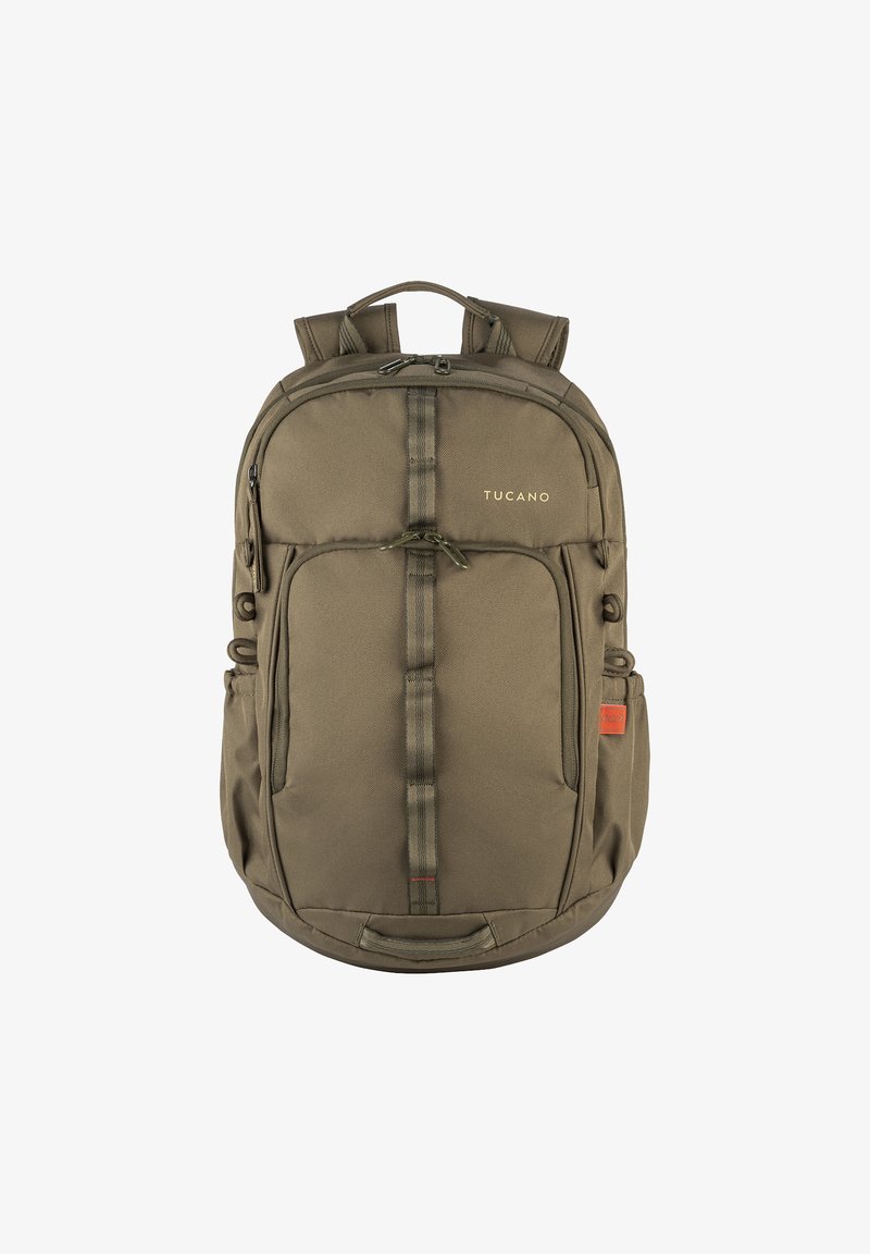 Sac à dos vert olive avec plusieurs compartiments, bretelles ajustables et tissu texturé. Comprend un logo et des poches latérales pour accessoires.