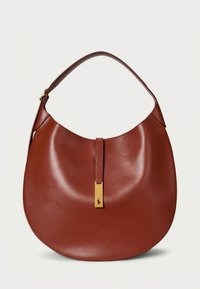 Brun hobo-väska i läder med en slät, blank yta. Har en guldfärgad metallaccent och ett platt handtag upptill för att bära.