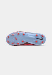 Crampons de football avec un dessus marron, une semelle extérieure bleue et des pointes orange. Présente un design élégant et des matériaux texturés pour une meilleure adhérence.