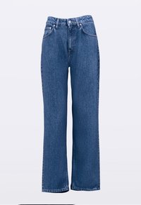 Jean bleu taille haute à jambes droites en denim, doté d'un design classique à cinq poches et d'une fermeture à bouton avec braguette à glissière.