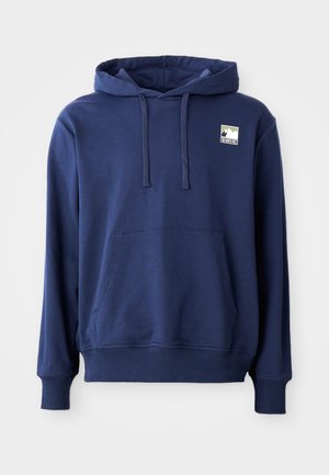 Mørkeblå hettegenser laget av mykt stoff. Har en frontlomme, justerbar snorhette og en liten logo øverst til venstre.