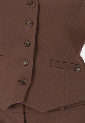 Brązowa, dopasowana kamizelka z pięcioma brązowymi guzikami, dwiema bocznymi kieszeniami, gładkiego materiału oraz subtelną metką marki na lewej kieszeni.