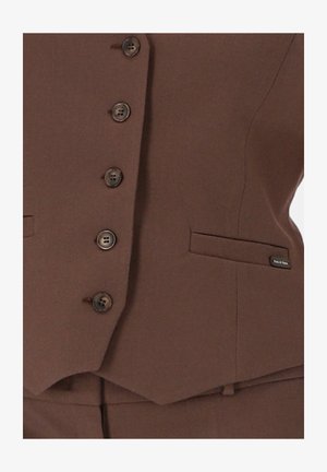 Brązowa, dopasowana kamizelka z pięcioma brązowymi guzikami, dwiema bocznymi kieszeniami, gładkiego materiału oraz subtelną metką marki na lewej kieszeni.