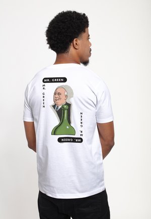 Biała bawełniana koszulka z grafiką zielonej butelki i stylizowanej postaci z siwymi włosami, z napisem "PAN ZIELONY" na plecach.