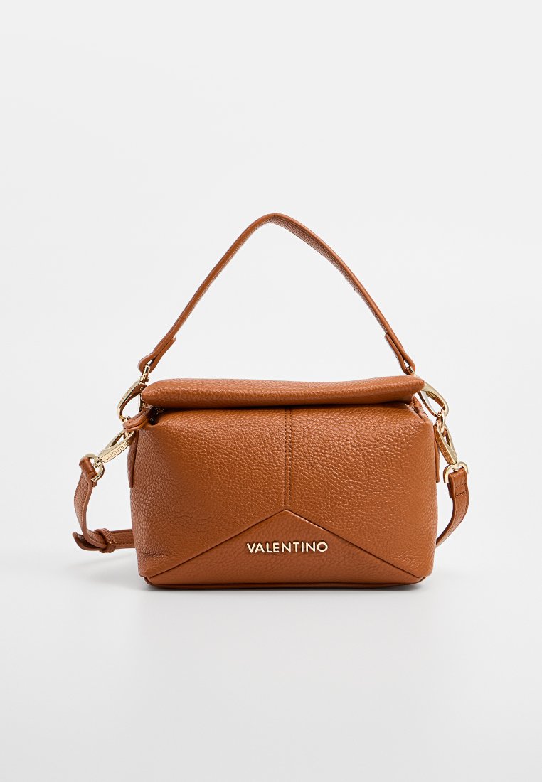 Sac en cuir marron texturé avec une forme structurée, rabat, poignée supérieure et bandoulière amovible. Présente un accent doré avec le logo "Valentino".