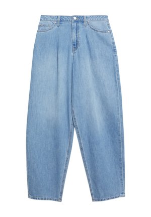 Pantalon en jean bleu clair taille haute avec plis à l'avant, fermeture à boutons et poches latérales et frontales, présenté à plat sur fond blanc.