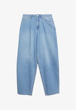 Lichtblauwe high-waist spijkerbroek met plooien aan de voorkant, knoopsluiting en zij- en voorzakken, plat liggend op een witte achtergrond.