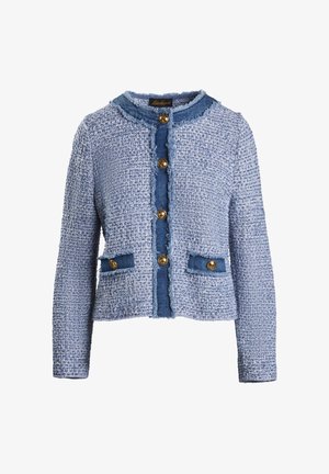 Chaqueta de tweed azul claro con un tejido texturizado, cuello de mezclilla, detalles de botones dorados y bolsillos frontales. Longitud corta y ajuste entallado.