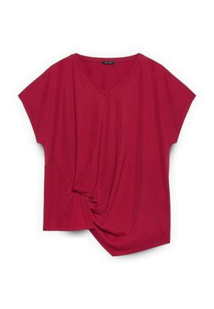 Rode V-hals blouse met korte mouwen, voorzien van subtiele glinsteringen en een geplooide knoopdetail aan de onderkant links.