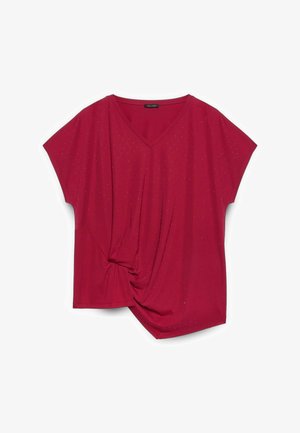 Blusa rossa con scollo a V, maniche corte, con sottili scintillii e dettaglio annodato raccolto sul lato inferiore sinistro.