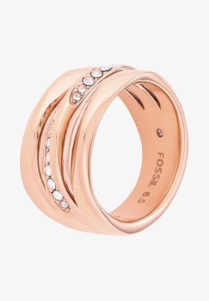 Bague Fossil en or rose avec un large anneau, présentant deux rangées de cristaux clairs incrustés et une finition lisse et polie.