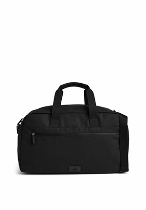 Sort rektangulært duffelbag med dobbelte håndtag, en front lynlåslomme og en justerbar skulderrem på hvid baggrund.