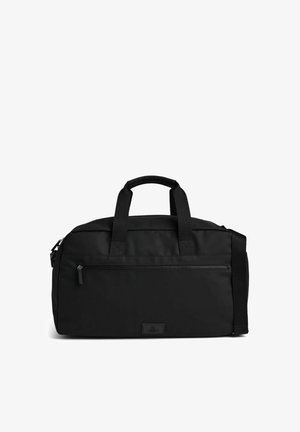 Sac de sport rectangulaire noir avec doubles poignées, une poche zippée à l'avant et une bandoulière réglable sur fond blanc.