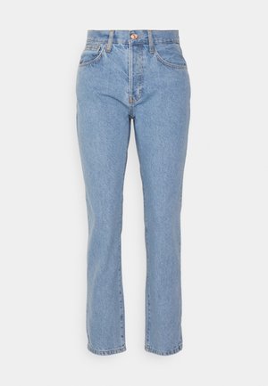 Jeans de mezclilla azul claro con un diseño de pierna recta, cintura alta, cinco bolsillos y cierre de botón en tono cobre. Acabado clásico desgastado y detalles de costura.