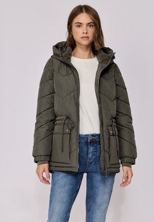 Doudoune en vert olive foncé, avec une capuche, des poignets élastiques, une taille avec cordon de serrage, un zip de fermeture et un design matelassé avec des poches latérales.