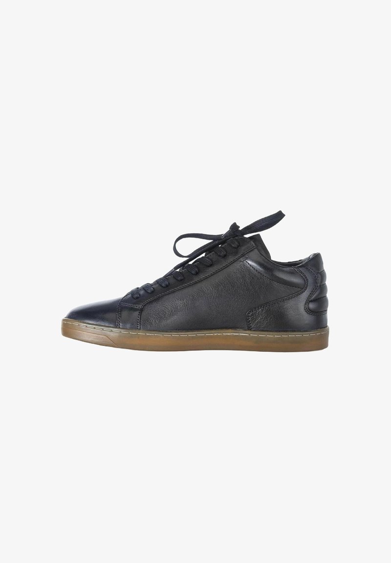 Czarne skórzane sneakersy o gładkim wykończeniu, z sznurowaniami i gumową podeszwą. Posiadają wyściełany kołnierz i akcenty na pięcie.