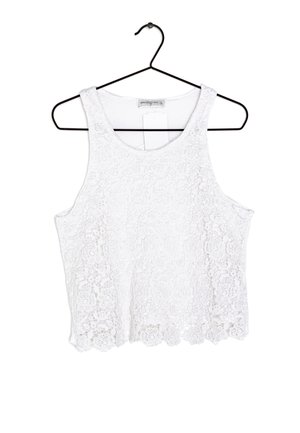 Top bianco in pizzo con motivo floreale, scollo rotondo e orlo ondulato. Appeso a un appendiabito di metallo nero.