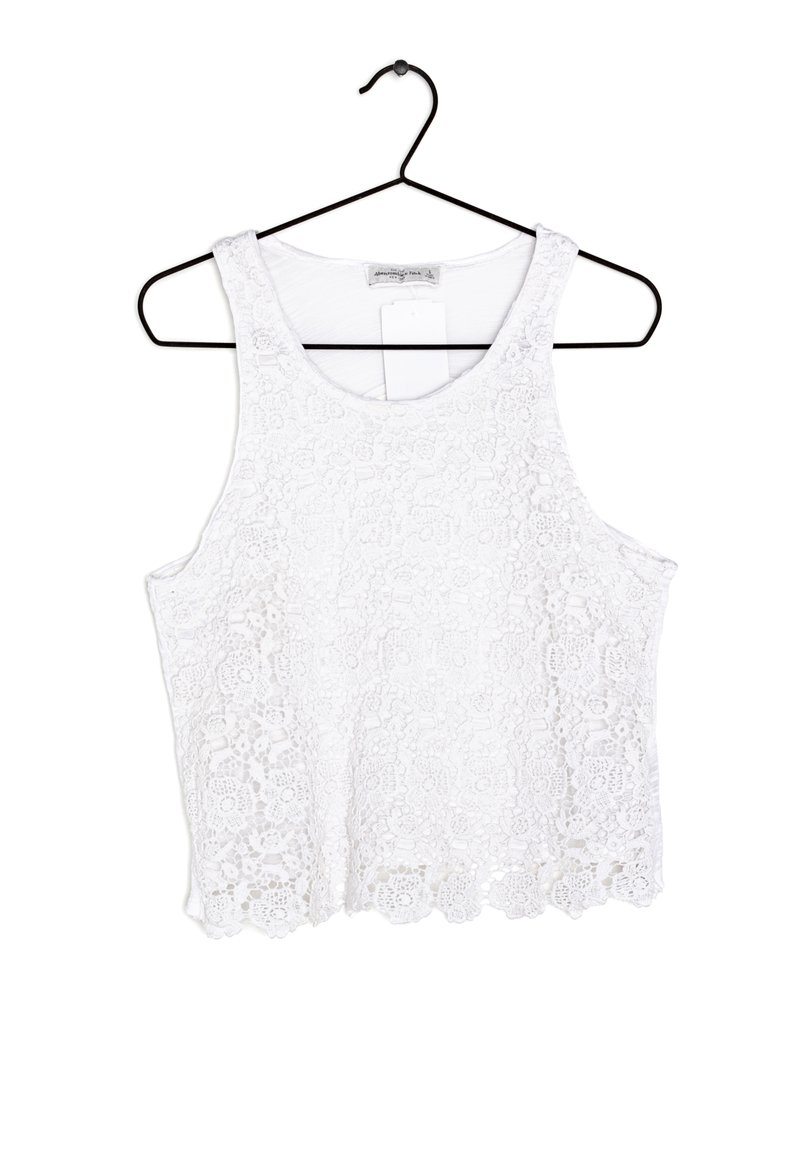 Hvid tanktop lavet af blonder med blomstermønster, rund halsudskæring og bølget kant. Hænger på en sort metalbøjle.