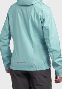 Veste imperméable bleu clair avec une capuche ajustée, des poignets élastiques et une taille cintrée. Présente des accents réfléchissants subtils et une texture lisse.