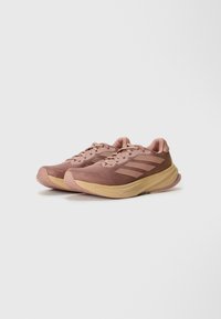 Lichte sportschoenen in stofroze met een ademende mesh bovenkant, verstevigde hiel en een flexibele beige zool. Voorzien van drie zijstrepen.