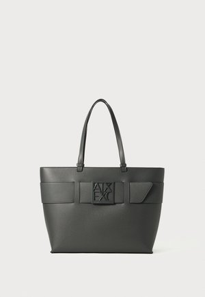 Borsa tote nera realizzata in pelle liscia con due manici, caratterizzata da un evidente patch con logo e da una forma rettangolare con dettagli strutturati.