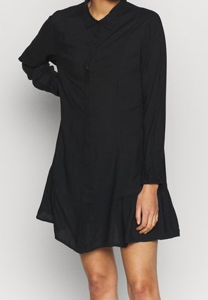 Schwarzes, langärmliges Hemdkleid aus leichtem Stoff; mit einem Kragen, Knopfverschluss und gestuftem Saum. Einfache, glatte Textur.