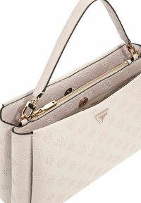 Lichtroze gestructureerde handtas met een reliëflogo patroon, gouden ritssluiting en zwart accent. Voorzien van een enkele handgreep en een slank ontwerp.