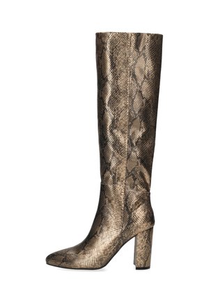 Hoher Damenstiefel mit Absatz, spitzer Schuhspitze und Schlangenledermuster in Braun- und Beigetönen, aufrecht stehend vor weißem Hintergrund.