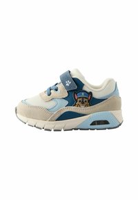 Sneaker w połączeniu jasnobeżowych i niebieskich materiałów, z siateczkową cholewką, zamszowymi akcentami i detalem z postacią z kreskówki po boku.