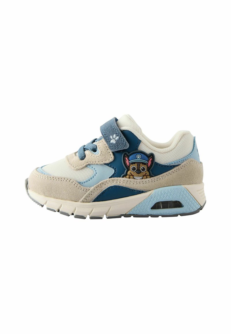 Sneaker w połączeniu jasnobeżowych i niebieskich materiałów, z siateczkową cholewką, zamszowymi akcentami i detalem z postacią z kreskówki po boku.