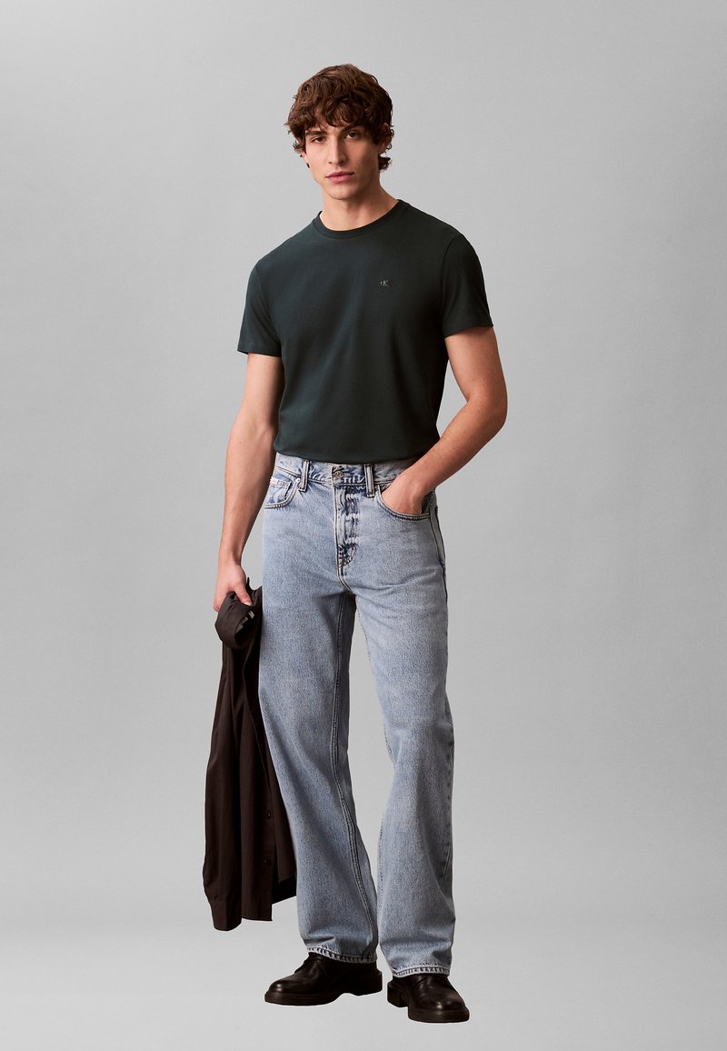 Calvin Klein LIQUID TOUCH CREWNECK - Jednoduché tričko - magical forest