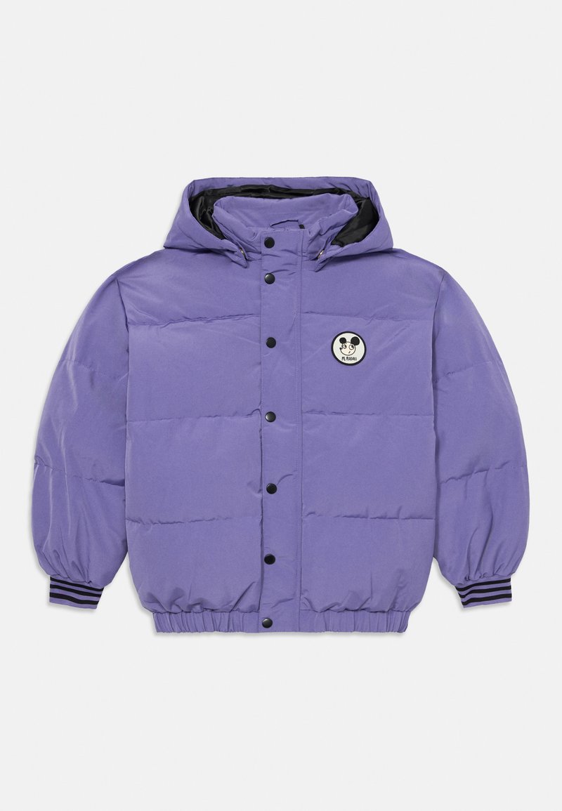 Veste matelassée violette avec capuche, dotée de boutons-pression noirs, de poignets côtelés avec rayures, et d'un patch rond avec un visage sur la poitrine.