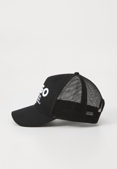 Casquette noire avec un devant solide et un dos en maille, arborant un texte brodé blanc et une visière courbée. Sangle ajustable à l'arrière.