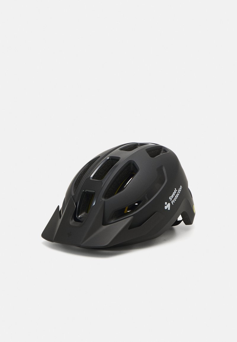 Capacete de ciclismo preto com várias aberturas de ventilação, design aerodinâmico, viseira proeminente e detalhe de logótipo na lateral. Acabamento mate.