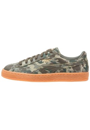 Baskets basses avec motif camouflage vert et marron, lacets marron et semelle texturée orange, arborant le logo Puma Basket doré.