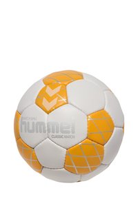 Biała i pomarańczowa piłka do piłki nożnej z teksturowanym wykończeniem, z wzorem w kwadraty oraz wyraźnie widocznym logo "hummel CLASSIC MATCH".