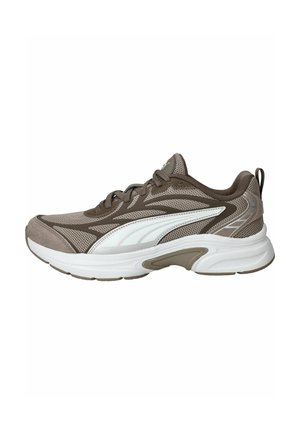 Basket de sport marron et beige avec une bande blanche incurvée, tige en mesh, semelle épaisse blanche et languette au talon.